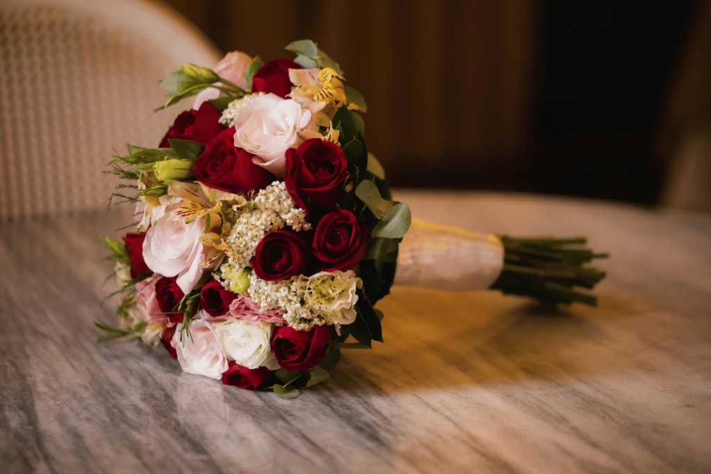 Mini buquê de flores secas vermelho e rosa para noiva