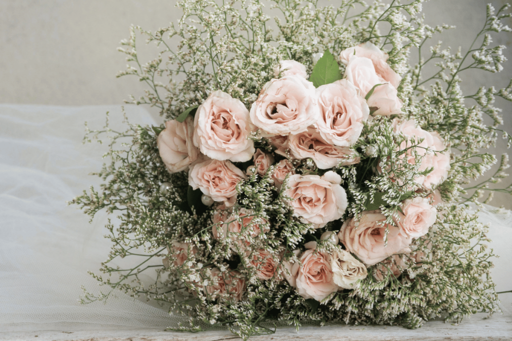 Buquê de flores secas rosas e verdes para uma noiva